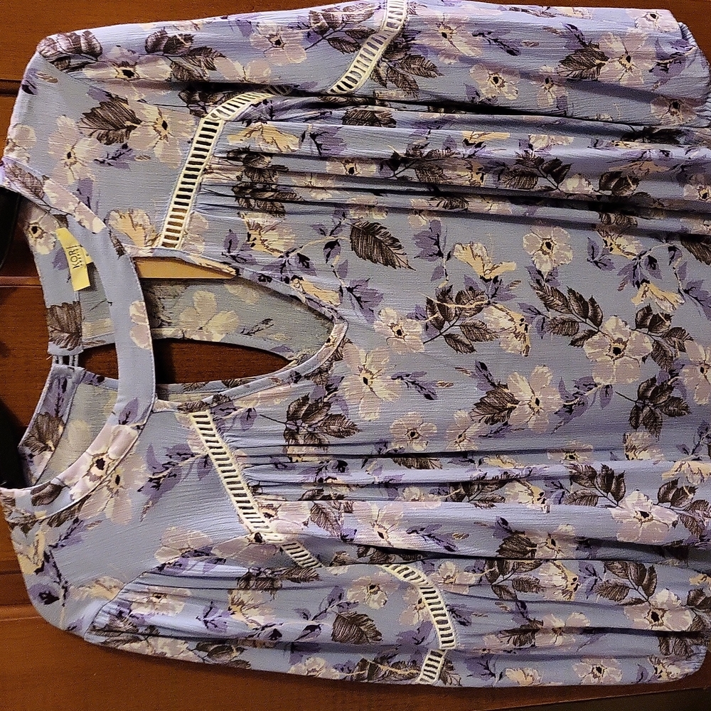 Kori NWT.....beautiful floral top.....great v in front
